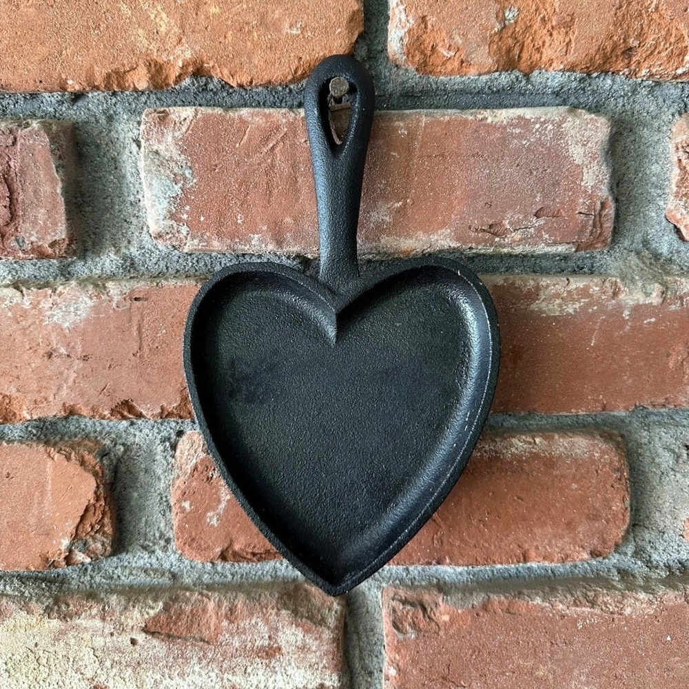 Vintage Cast Iron Heart Trivet / Mini Skillet – Rustic Farmhouse Kitchen Decor